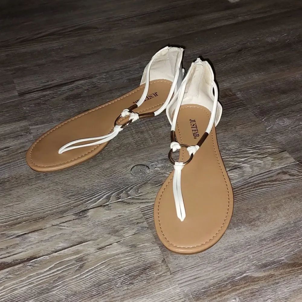 JustFab Jaroya white Tstrap sandals Sz 7.5